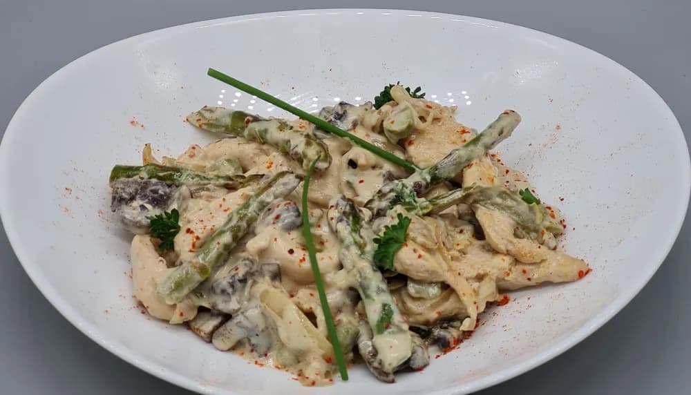 Image Escalopes à la Crème, Asperges Vertes et Champignons