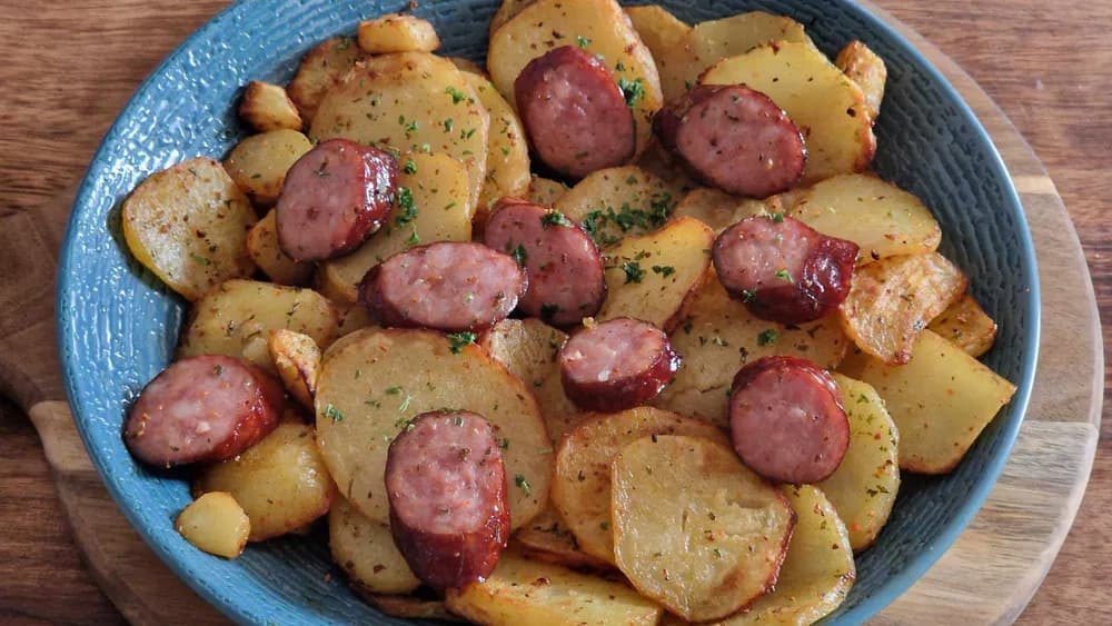 Image Poêlée de Pommes de Terre Saucisses Fumées