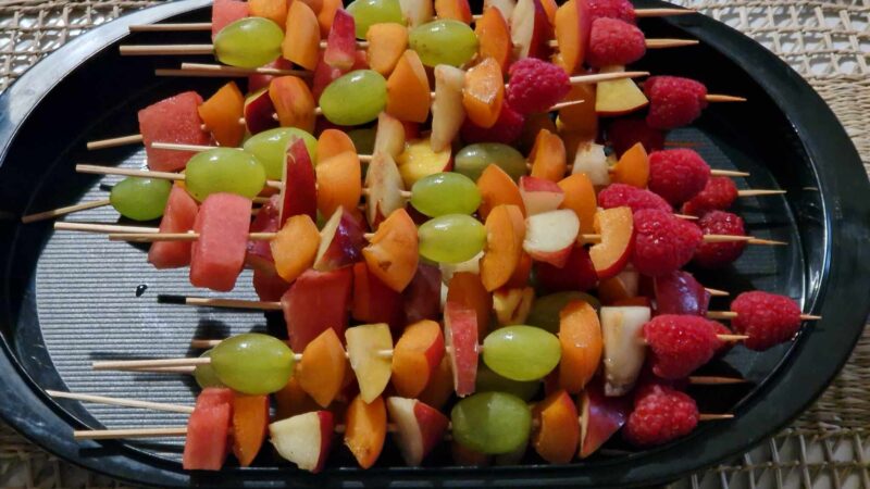 Brochettes de Fruits à la Plancha Sauce Chocolat - Tatagateau