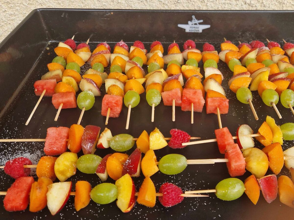 Brochettes de Fruits à la Plancha Sauce Chocolat - Tatagateau