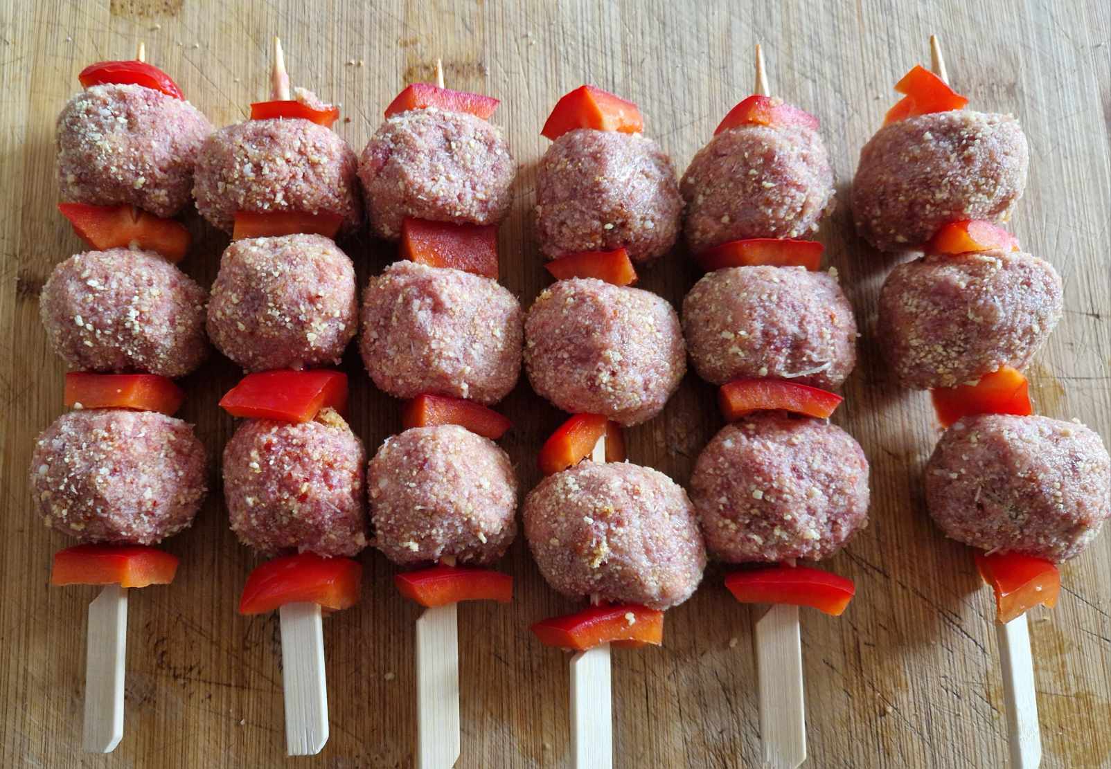 Brochettes-Boulettes-Sauce-Fromagere